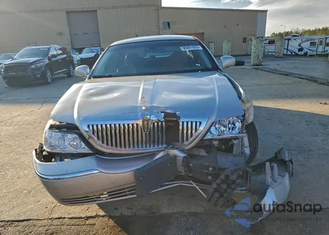 2010 Lincoln Town Car Signature Limited from USA, damaged, VIN 2LNBL8CVXAX750803